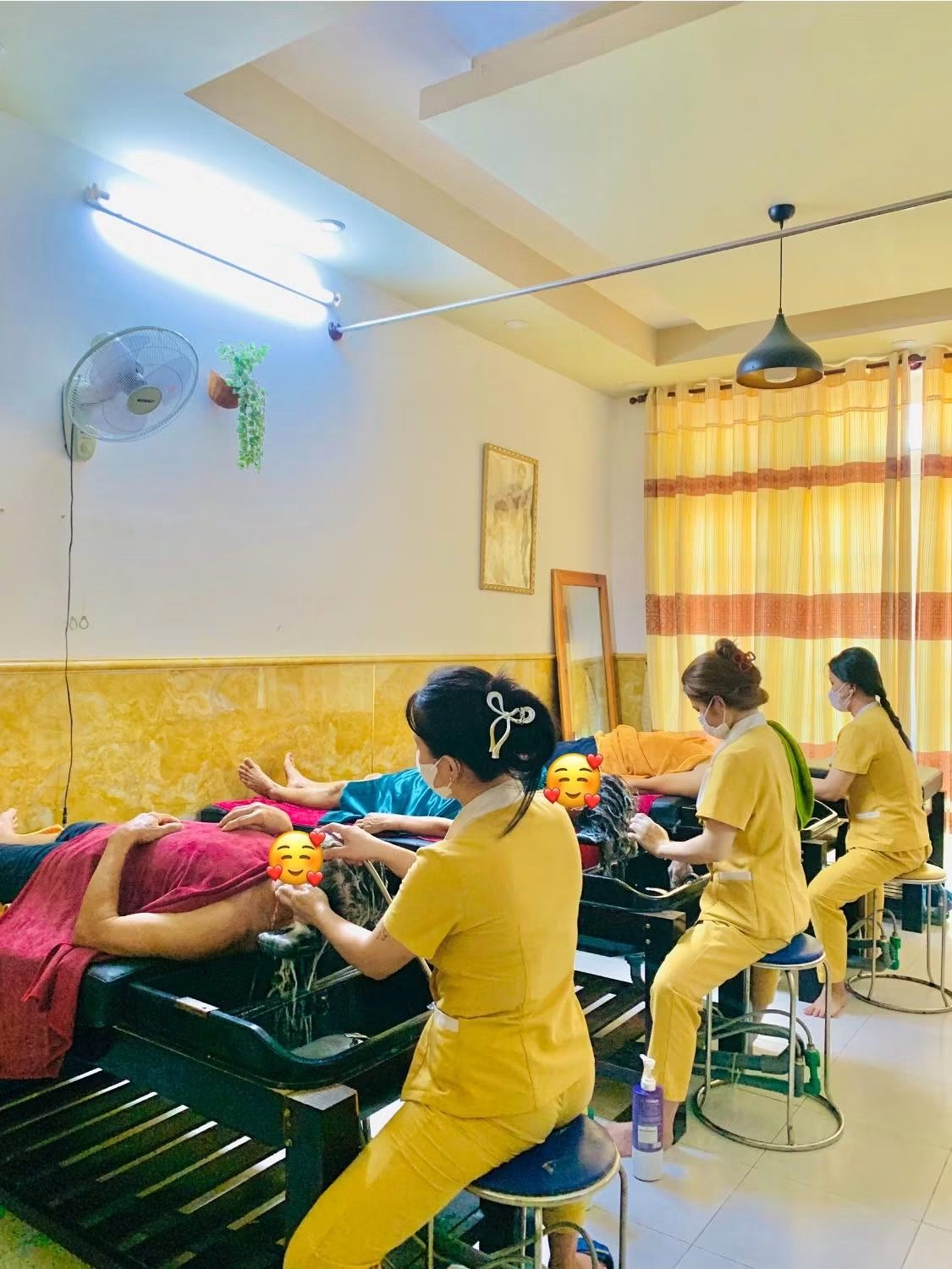 Kỹ thuật viên Spa Cát Tiên gội đầu dưỡng sinh cho khách