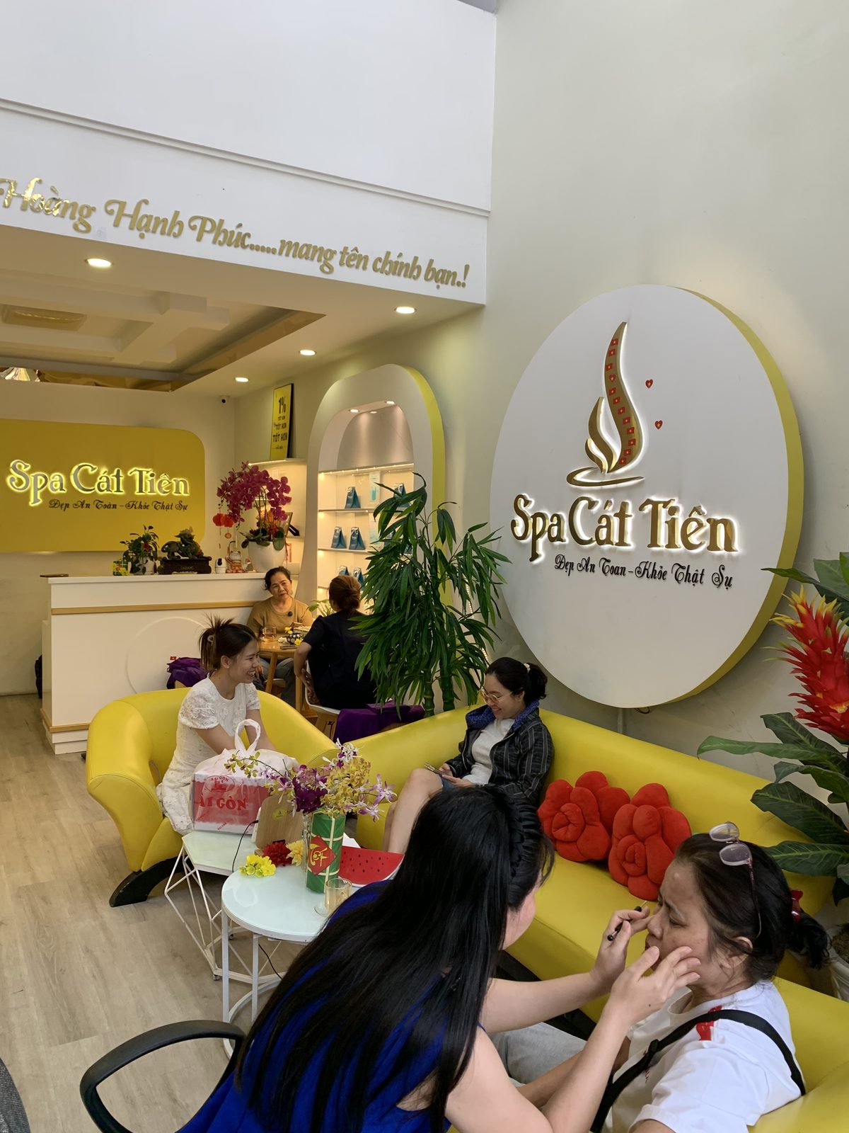Soi da và tư vấn cho khách tại Spa Cát Tiên