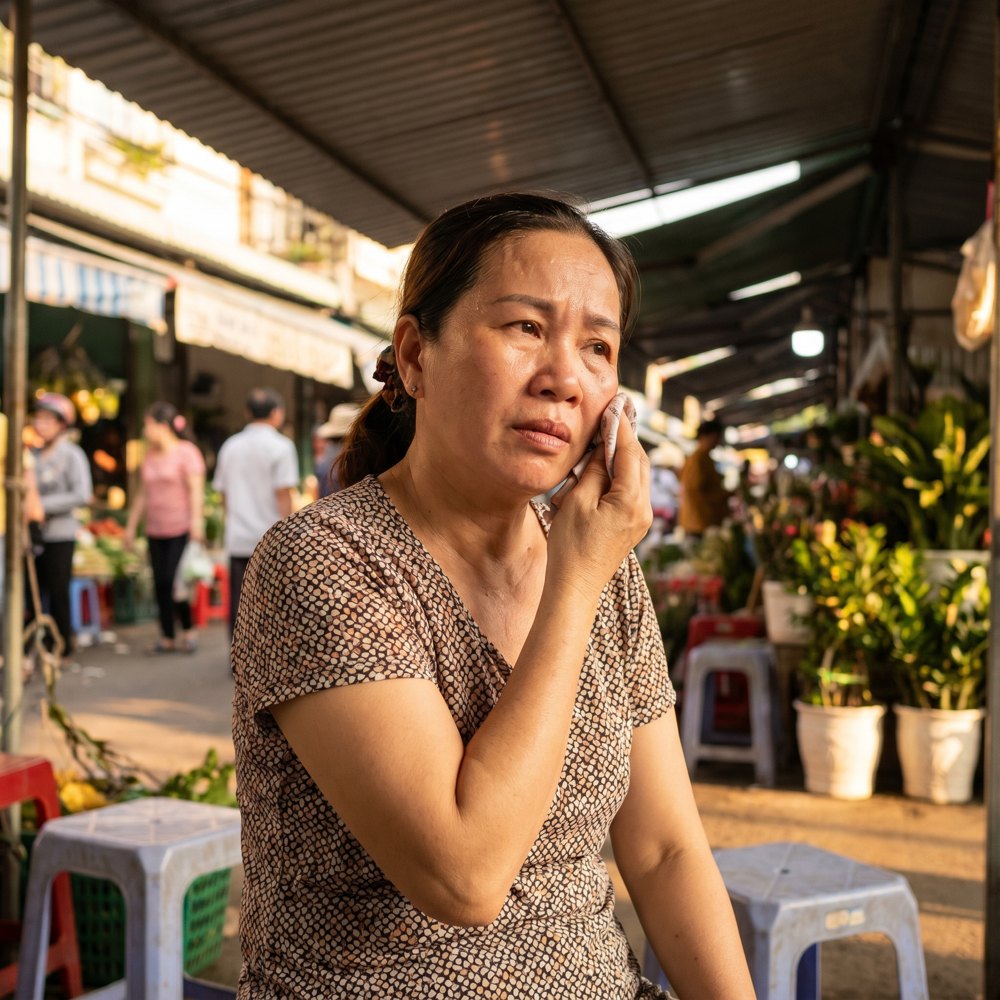 Người phụ nữ chạm lên gò má khô căng trong ngày nắng nóng