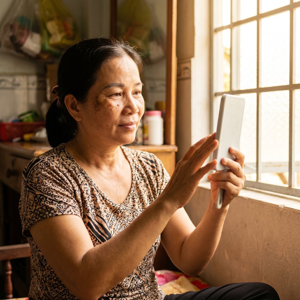 Người phụ nữ soi gương nhìn vùng nám trên má